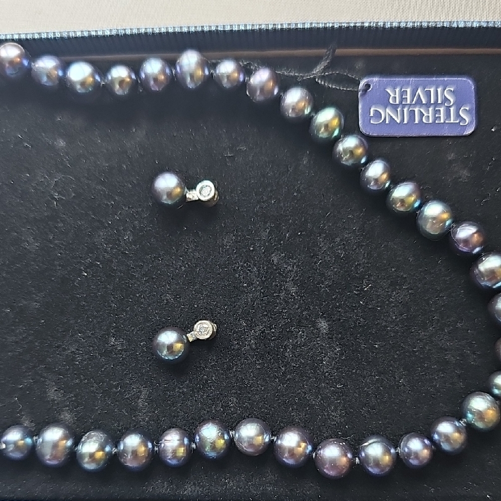Elegant Silver Pearl Necklace and Earring Set - Picture 3 of 7